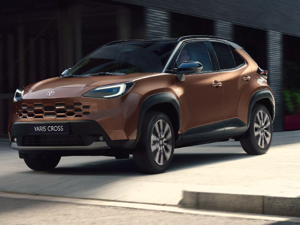 Foto: Neuer Toyota Yaris Cross in metallic seitlich von vorne 