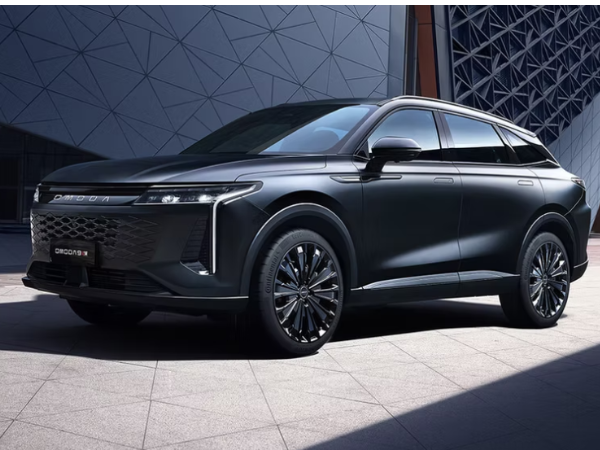 Auto: OMODA 9 silbern, seitlich 