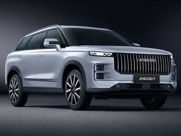 Auto: JAECOO 7, silbern, frontal seitlich