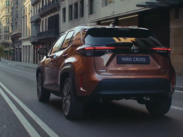 Foto. Neuer Yaris Cross, hintere Ansicht, fahrend 