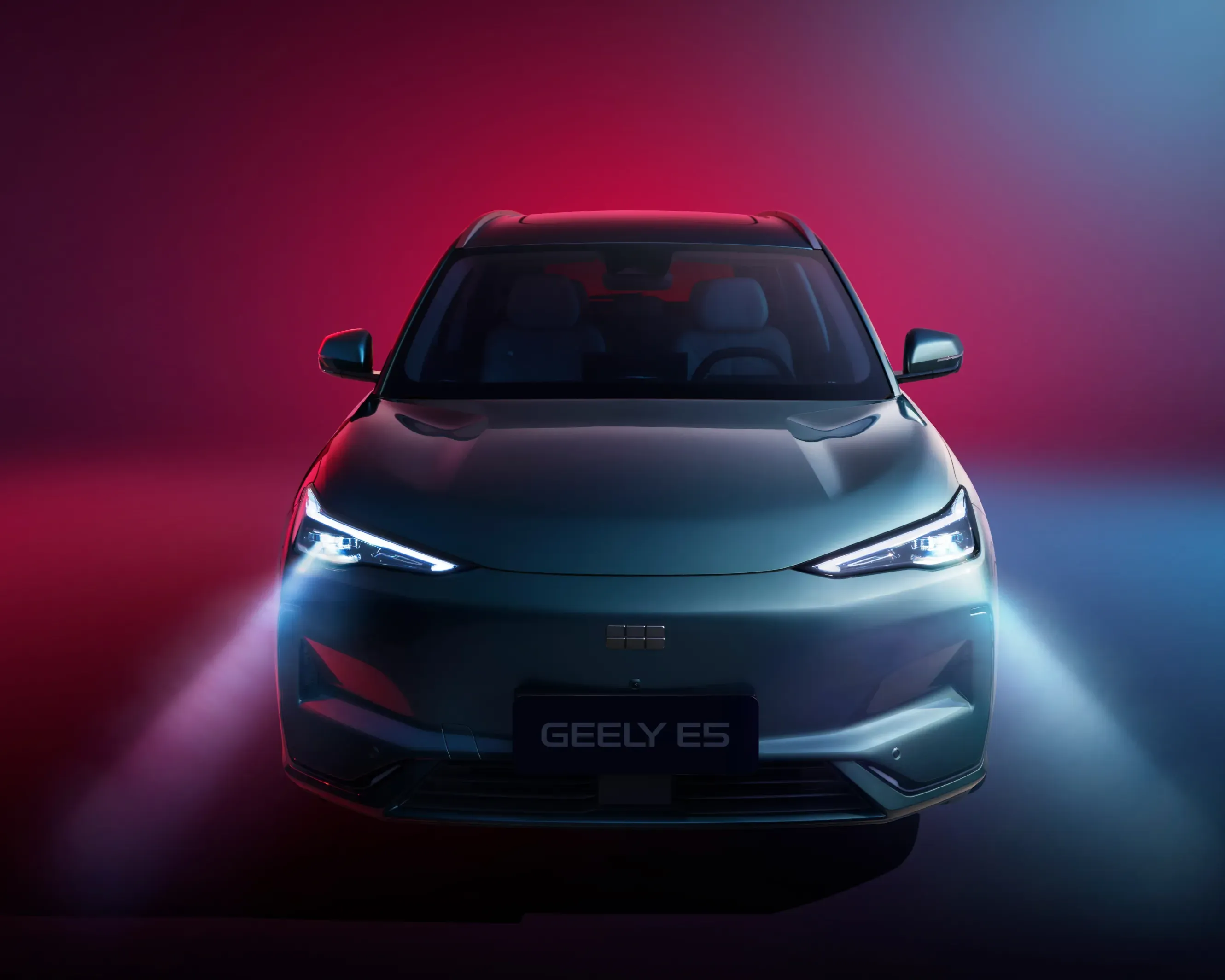 Foto: Auto Geely E5 im dunkel, frontale Ansicht, Scheinwerfer leuchten