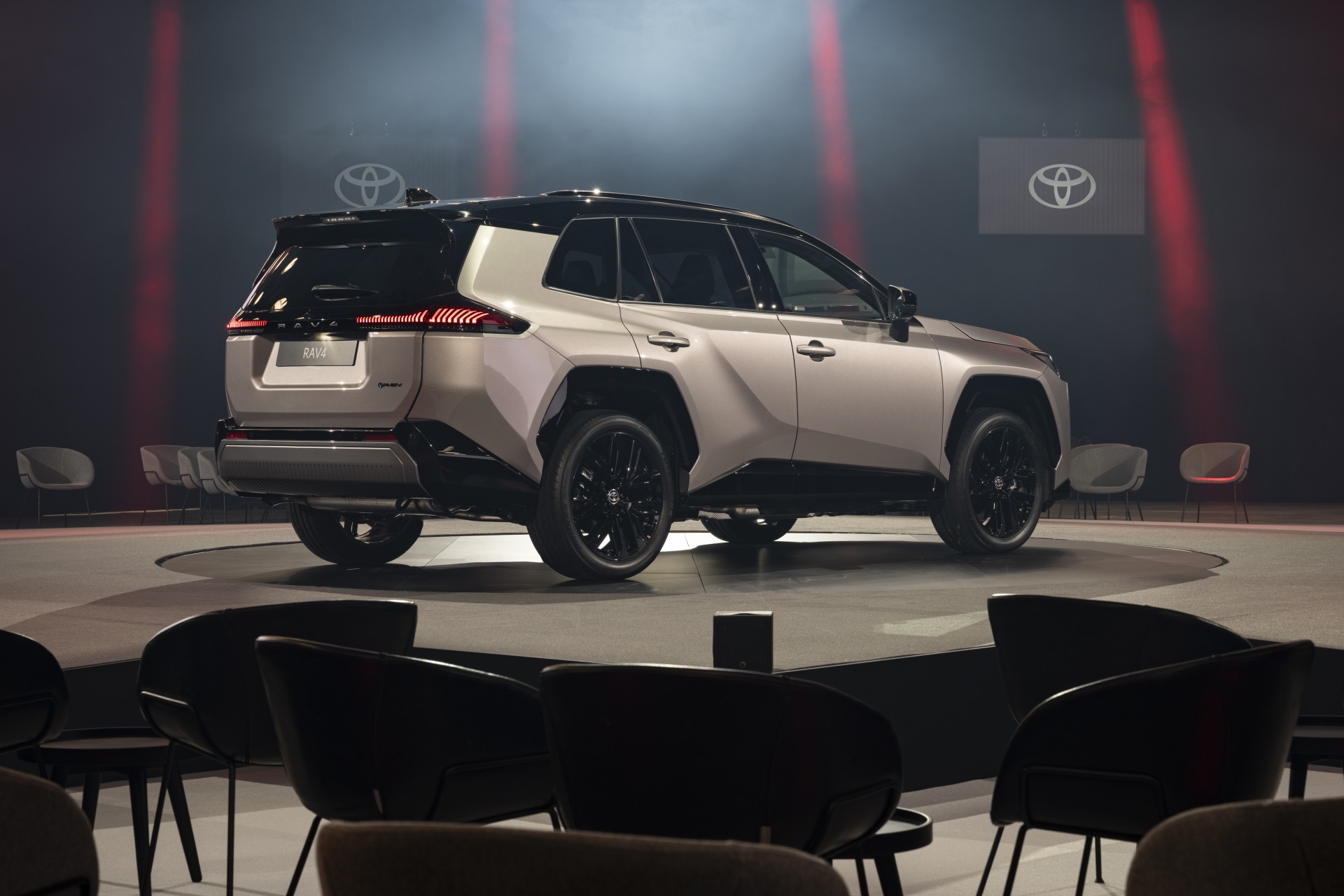 Foto: neuer Toyota RAV4 in grau seitlich von hinten auf der Bühne Auto Ebner