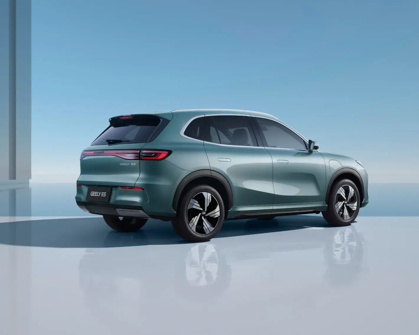 Auto: Geely E5 türkisfarbig, hintere seitliche Ansicht