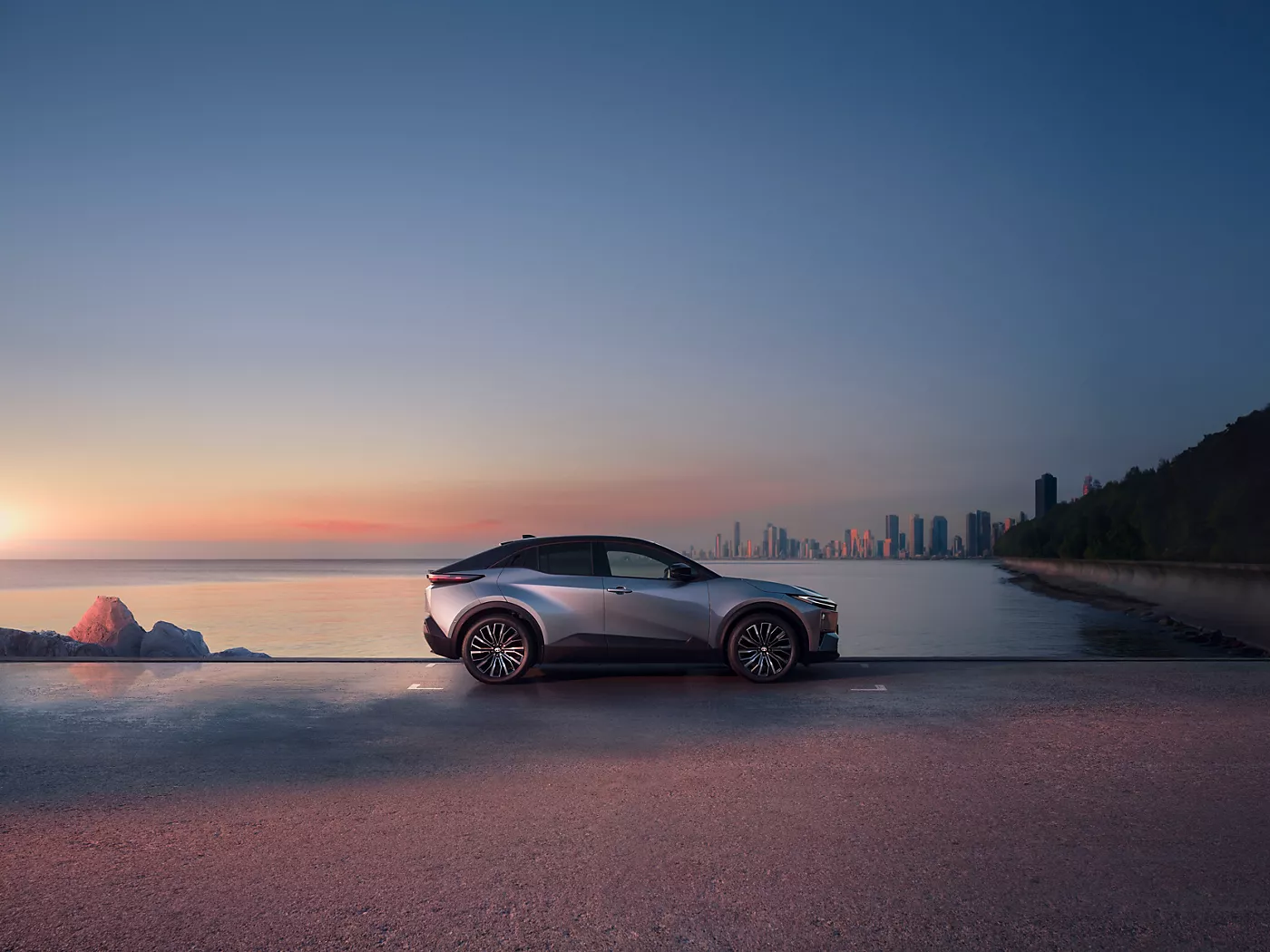 Toyota C-HR+ Highlights (ausstattungsabhängig)       Elektrische Reichweite (WLTP): bis zu 607 km DC-Ladezeit 10 % bis 80 % in 28 Min.* Batterie – Vorkonditionierung zur Optimierung der Ladeleistung. Motorleistung bei Allrad: 343 PS 