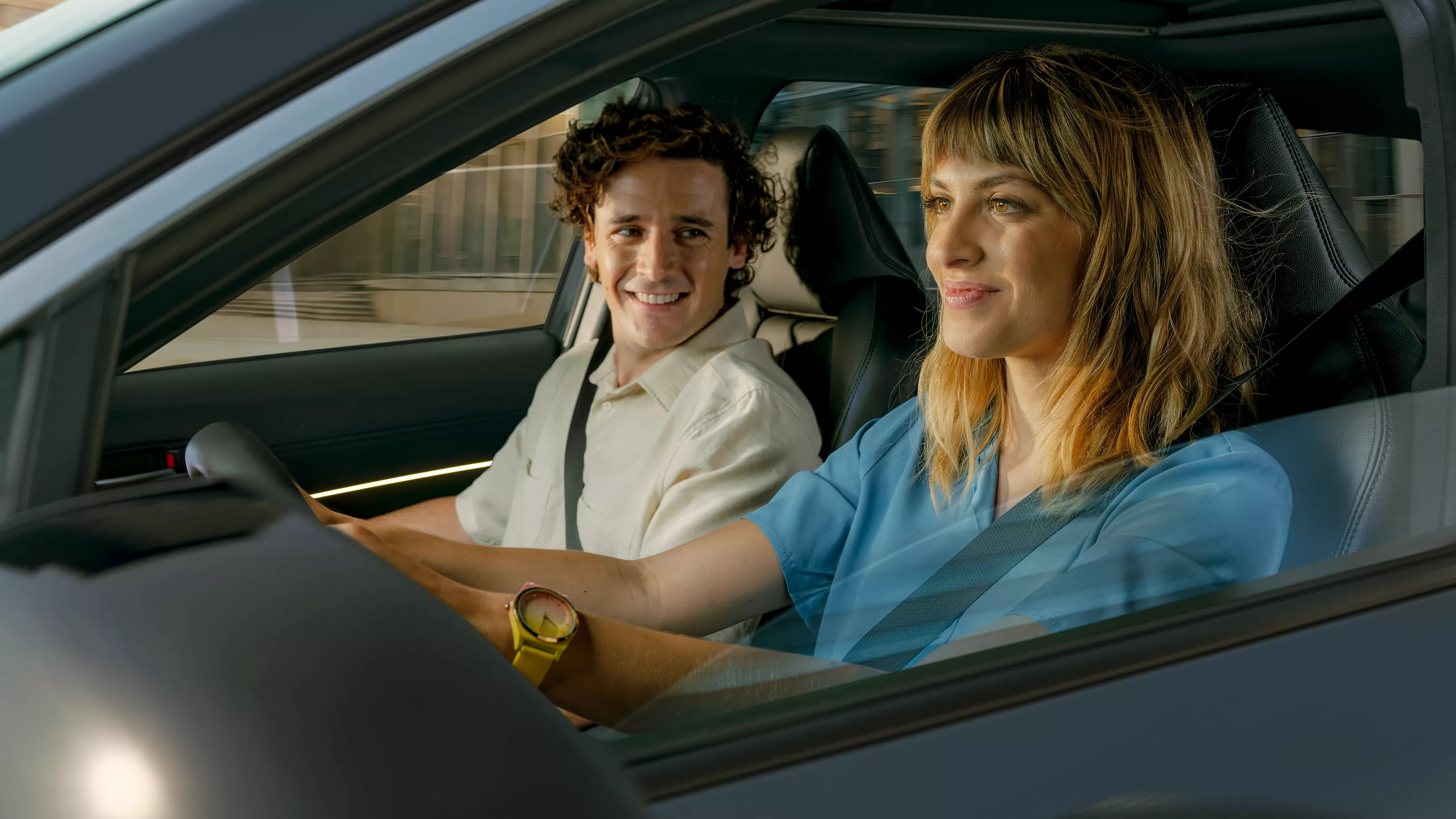 Bild: zwei Personen im Auto, TOYOTA RELAX SCHADEN