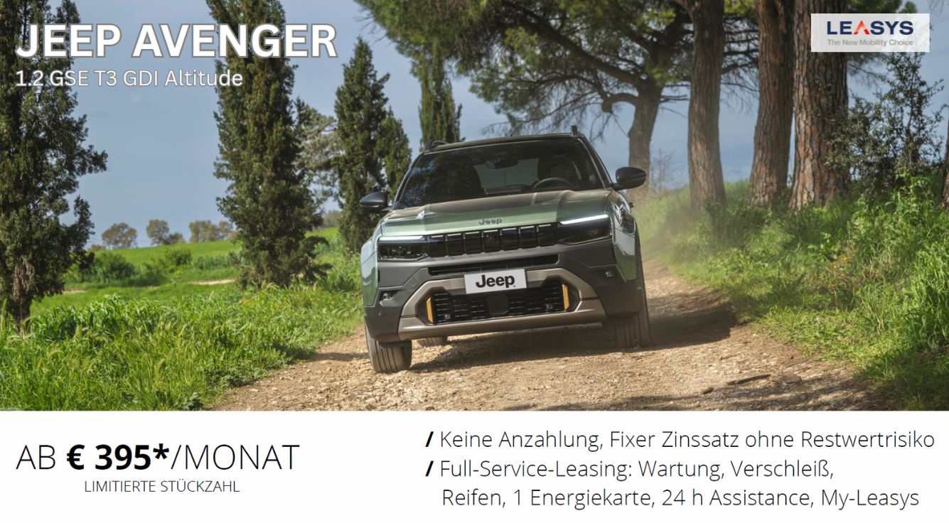 Jeep Avenger grün, frontale Aufnahme, Landstraße, Bäume links und rechts