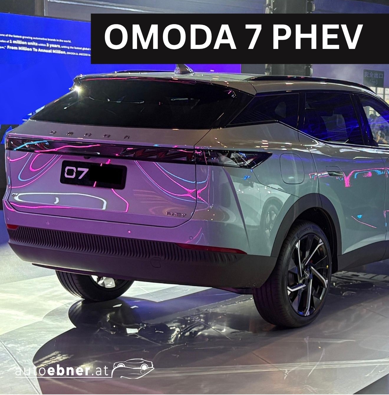 Auto: Omoda 7 Vorpremiere grün auf Bühne Heckansicht