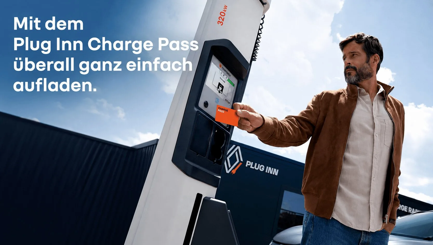 Bild mit Mann an E-Tankstelle und einem Charge Pass