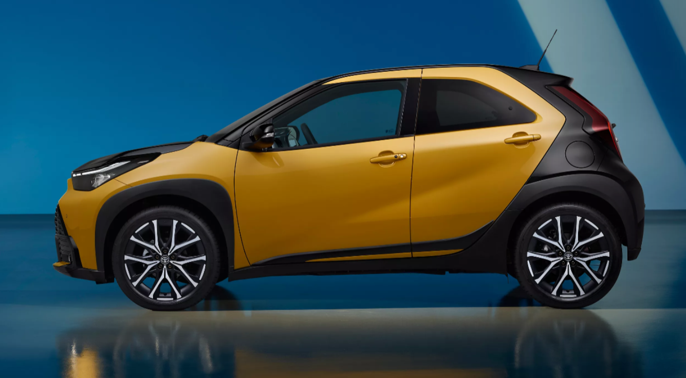 Foto: Toyota AYGO X in rot im Seitenprofil