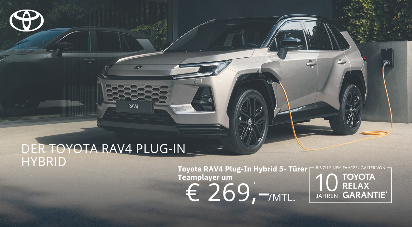 Auto RAV4 PLUG-IN HYBRID seitlich frontal, an Ladestation tankend, helles grau metallic
